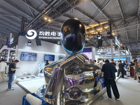 直击WAIC|均胜电子展台巨型机器人头部吸睛，灵巧手	、机器人头部总成等集中亮相